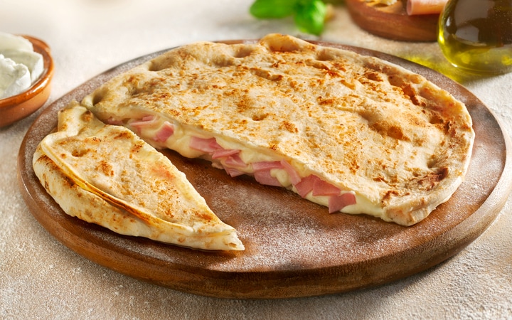 Pizza focaccia jambon et fromage (Numéro d’article 08299)
