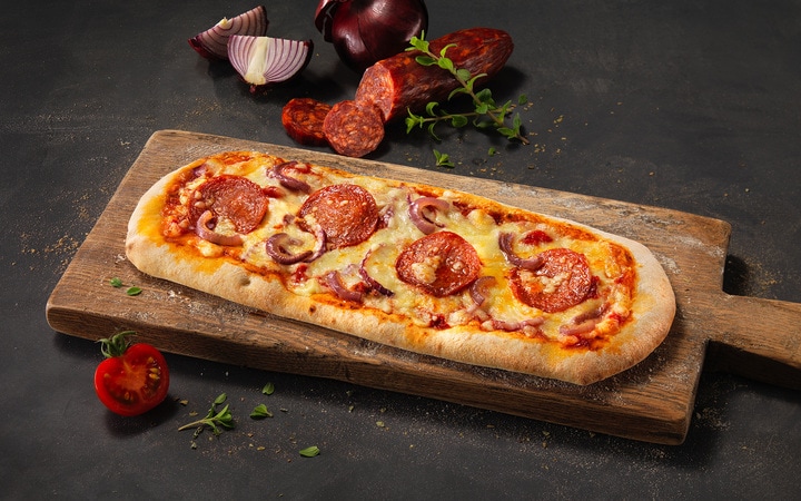 Pizza alla Romana salame piccante e cipolla rossa (Numéro d’article 10417)