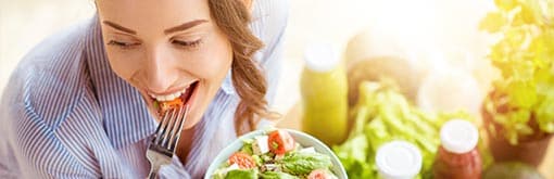 Alimentation végétarienne - Femme mange de la salade